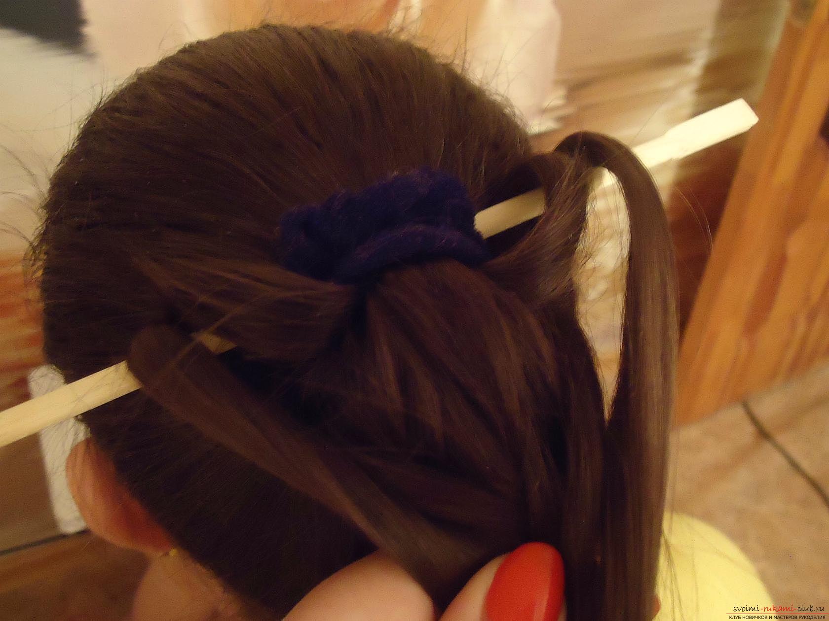 Если вы хотите знать как плести французскую косу с помощью китайской палочки, наш мастер-класс прически с плетением для вас.. Фото №14